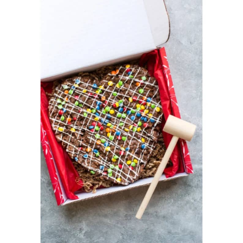 افكار هدايا عيد ميلاد - صندوق شوكولاتة عصرية قابلة للكسر بمطرقة خشبية متضمنة