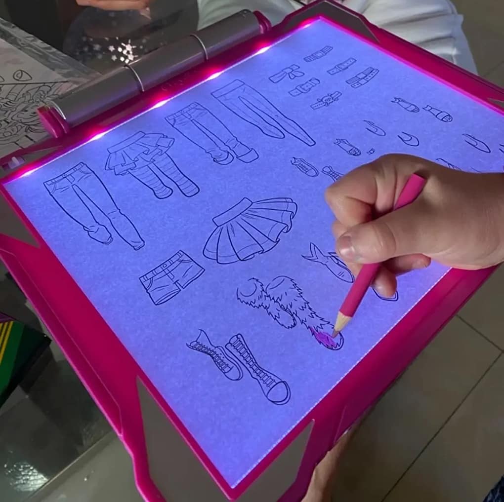 هدايا للاطفال عمر 12 سنة - لوح رسم تتبع مضيء من كرايولا