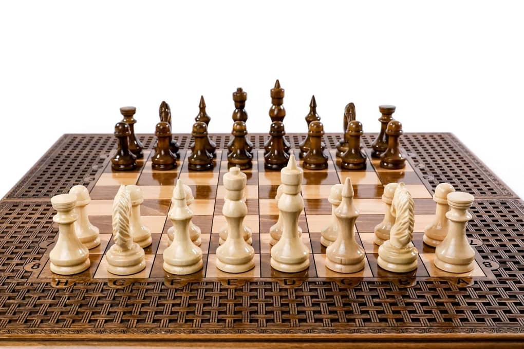 هدية رجاليه غير تقليديه -  لوحة الشطرنج المصنوعة يدويًا