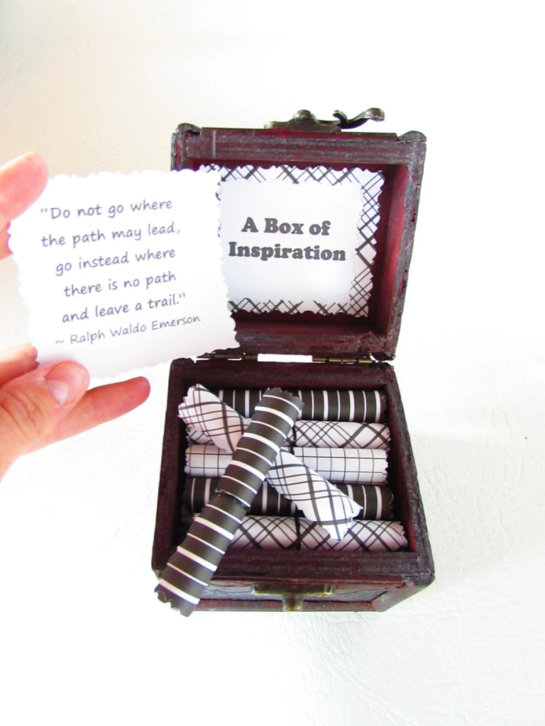 هدايا تخرج فخمة للشباب - اقتباسات تحفيزية في صندوق خشبي