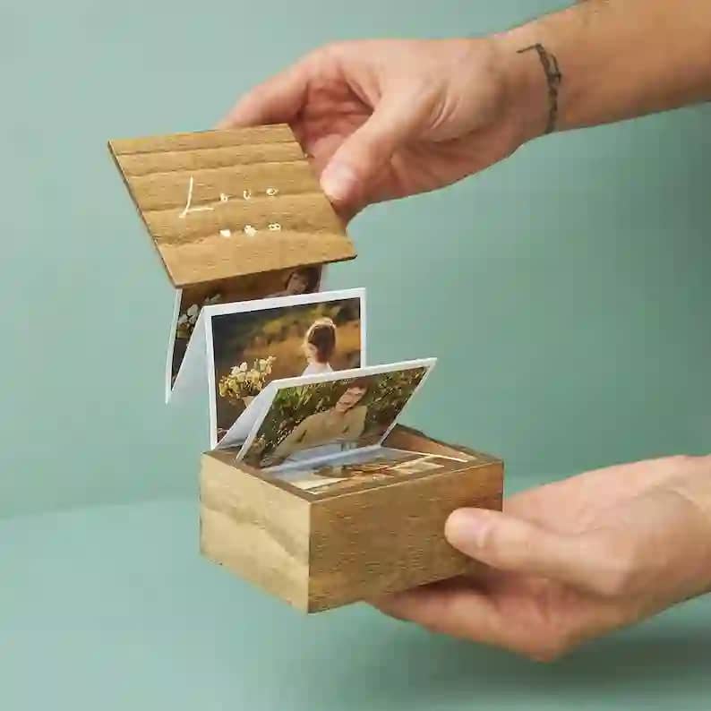 اقتراحات هدايا رجالية - صندوق ألبوم الصور خشبي مخصص